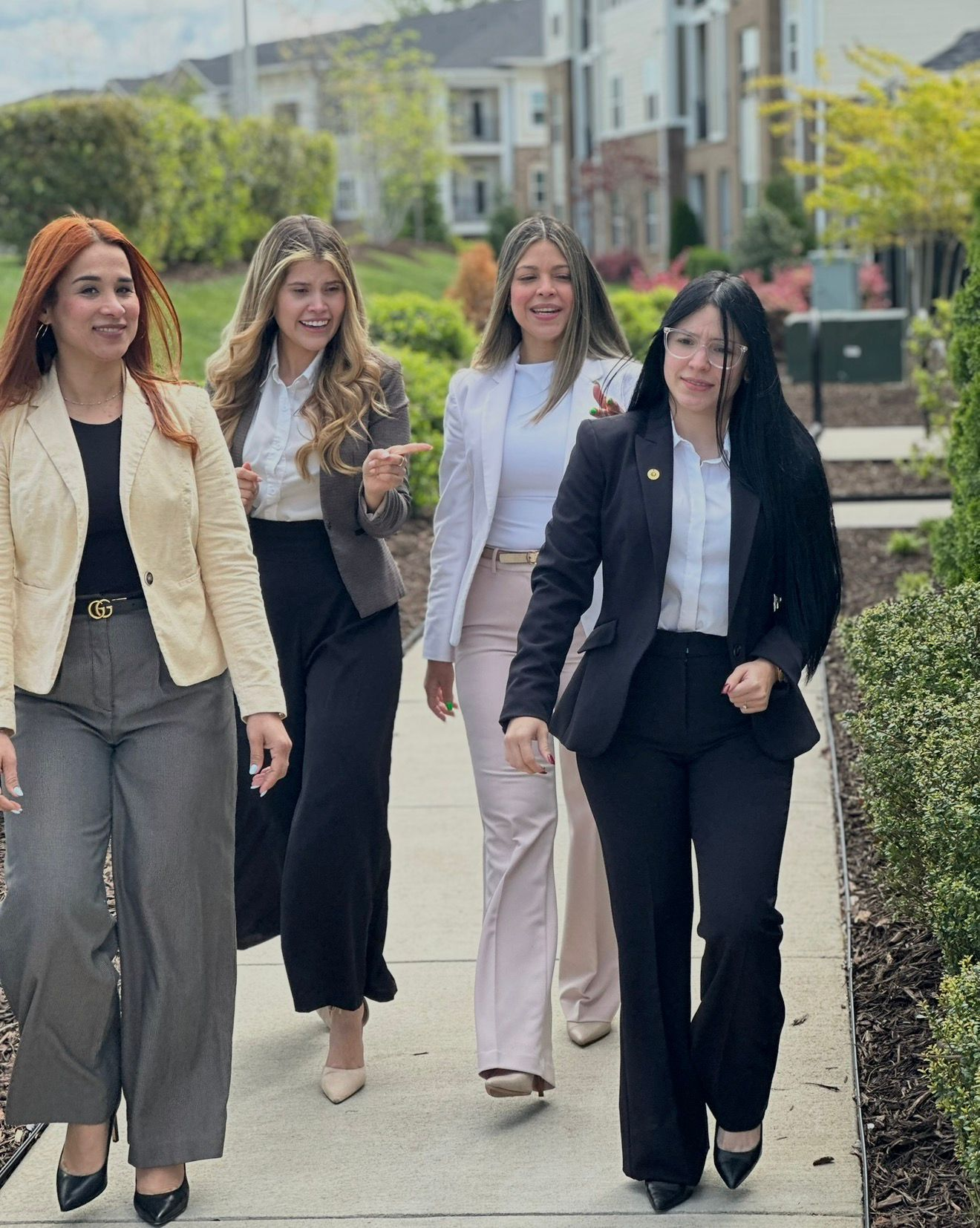 Integrantes de Giants Group caminando juntas